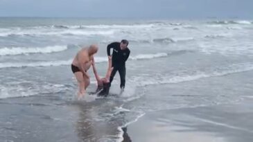 Samsun’da denize atlayan kadını polis kurtardı