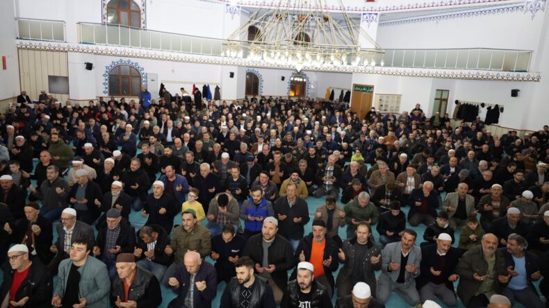 Miraç Kandili’nde vatandaşlar camilere akın etti