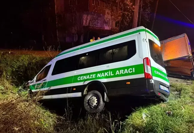 Cenazeye Giden Minibüs Sulama Kanalına Düştü: 10 Yaralı