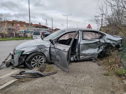 Samsun’da hafif ticari araç ile otomobilin çarpıştığı kazada 3 kişi yaralandı