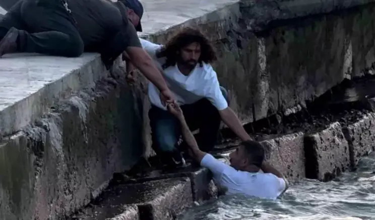 Polisten kaçmak için denize atladı, hikayenin sonu hüsranla bitti