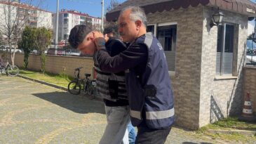 Evinde uyurken balkondan giren kişi tarafından öldürüldü