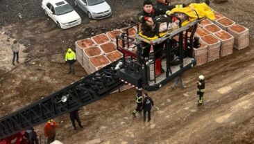 İnşaattan düşen işçi yaralandı; vinçle kurtarma çalışmaları kamerada