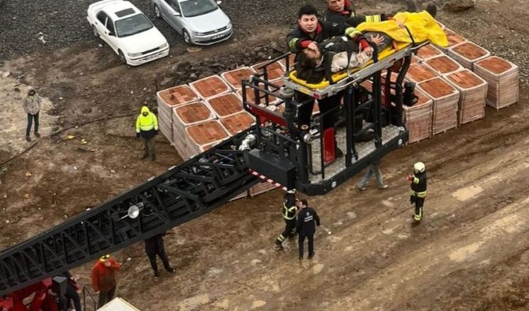 İnşaattan düşen işçi yaralandı; vinçle kurtarma çalışmaları kamerada