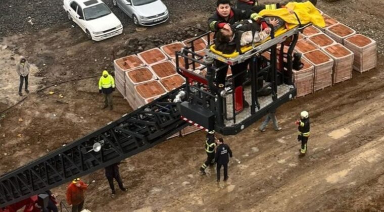 İnşaattan düşen işçi yaralandı; vinçle kurtarma çalışmaları kamerada