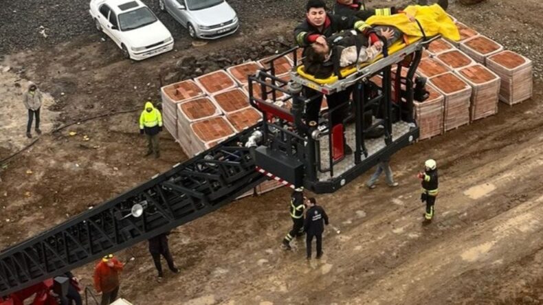 İnşaattan düşen işçi yaralandı; vinçle kurtarma çalışmaları kamerada