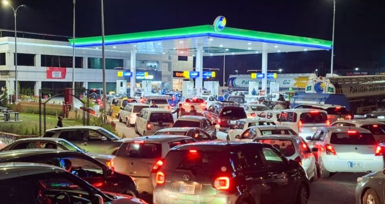 Pakistan, benzin fiyatlarında yüzde 54’lük artışa ‘bedava otobüsle’ çözüm arıyor