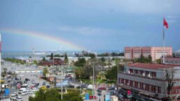 Samsun’da yağmur sonrası deniz üzerinde gökkuşağı oluştu